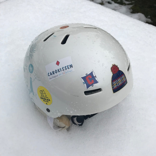 CAROKISSEN Buchstaben-Sticker auf Snowboardhelm 
